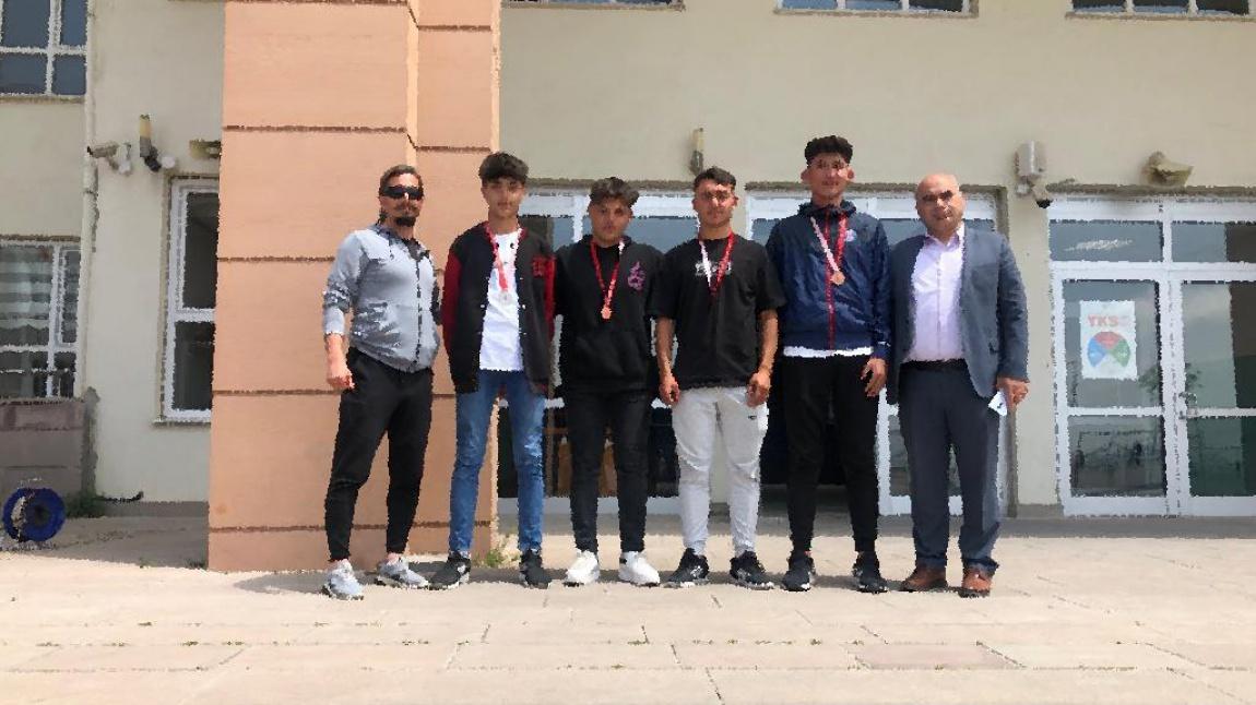 19 Mayıs Atatürk'ü Anma, Gençlik ve Spor Bayramı İlçe Ayak Tenisi Turnuvası'nda 3.'sü Olan Öğrencilerimizi Kutlarız