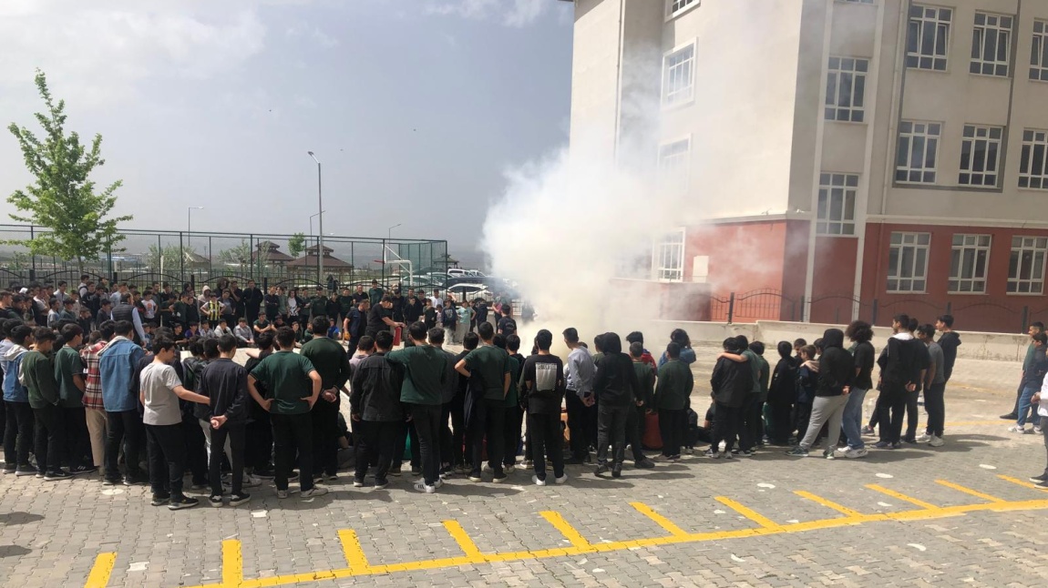 Ankara Büyükşehir Belediyesi İtfaiye Daire Başkanlığı, Okulumuz Öğrencilerine Yangın Eğitimi ve Tatbikatı Düzenledi
